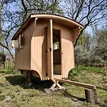 Schaeferwagen Auf Dem Biogut-saalkow مكان تخييم