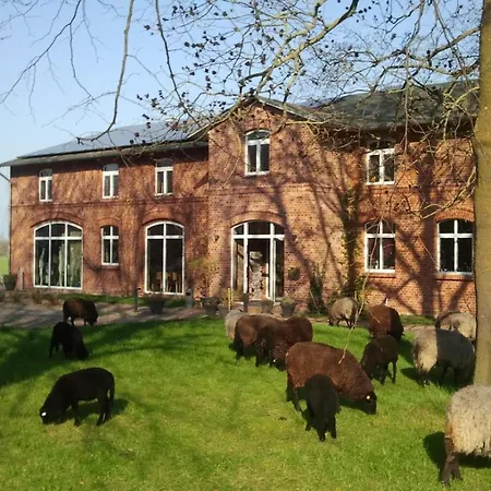 Camping Schaeferwagen Auf Dem Biogut-saalkow Gustow (Vorpommern-Rugen)