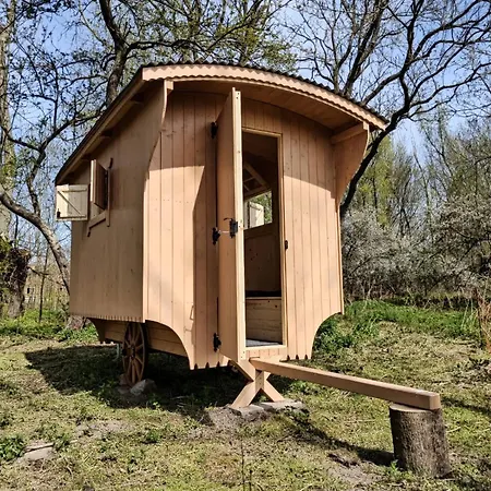 Schaeferwagen Auf Dem Biogut-saalkow Campsite