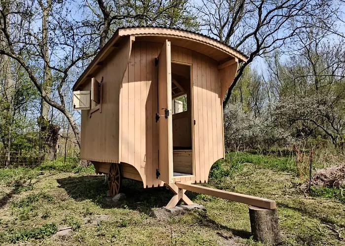 Schaeferwagen Auf Dem Biogut-saalkow مكان تخييم